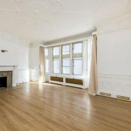 Rent this 4 bed room on Old Court House in 24 Old Court Place, London