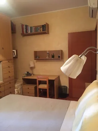 Rent this 3 bed room on Via Giacinto Bruzzesi 39 in 20146 Milan MI, Italy