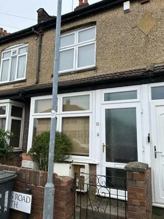Rent this 2 bed townhouse on Turners Road South in Luton, LU2 0PH