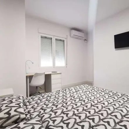 Rent this 6 bed apartment on Plaça del Xúquer in 3D, 46021 Valencia
