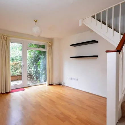 Image 4 - Oliver Close, Strand-on-the-Green, London, W4 3RL, United Kingdom - Apartment for rent