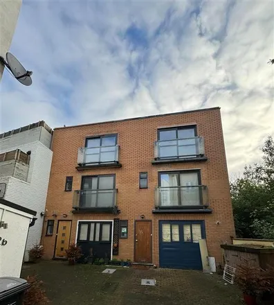 Rent this 4 bed duplex on 84 Fortune Green Road in London, NW6 1DS