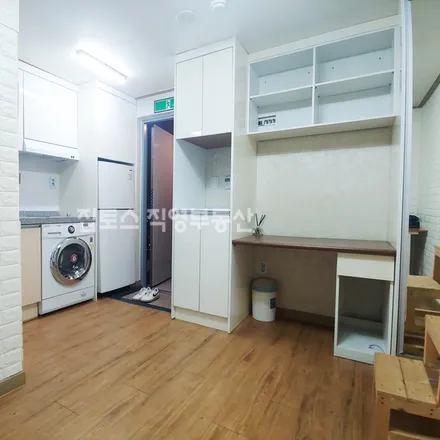 Rent this studio apartment on 서울특별시 관악구 봉천동 1672-6