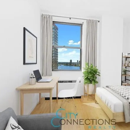 Rent this studio house on 20 West St Apt 22b in New York, 10004