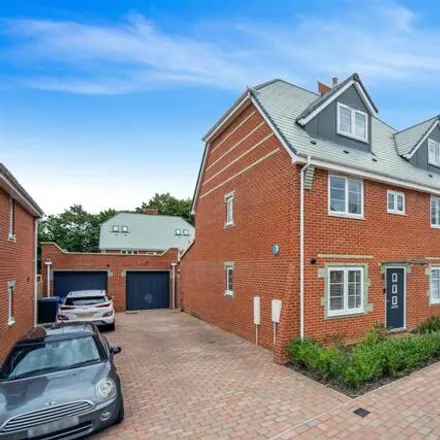 Buy this 4 bed townhouse on Kilty Place in High Wycombe, HP11 1DG