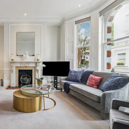 Rent this 3 bed apartment on 8 Observatory Gardens in London, W8 7HY