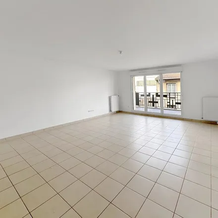 Rent this 3 bed apartment on 71 Rue Voltaire in 92300 Levallois-Perret, France