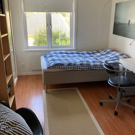 Rent this 6 bed apartment on Kofferdalsvägen 24B in 436 58 Göteborgs Stad, Sweden