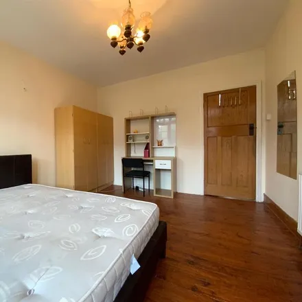 Rent this studio room on Park View in London, W3 0PU