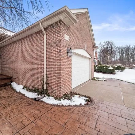 Image 2 - 55196 Woods Lane, Shelby Charter Township, MI 48316, USA - Condo for sale
