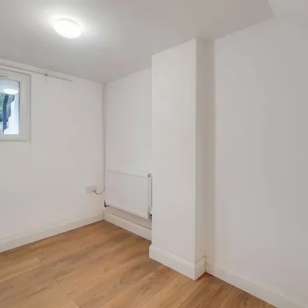 Rent this 3 bed apartment on Springdale Road in London, N16 9NT