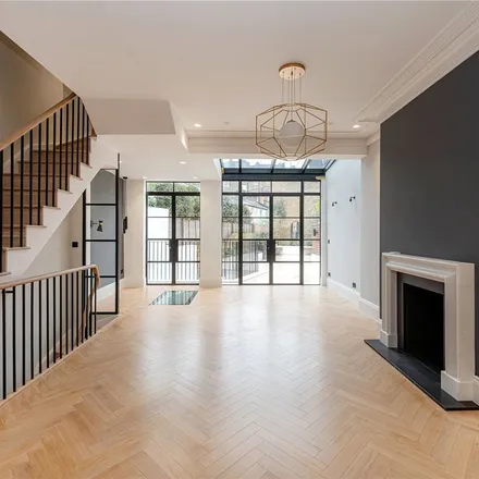 Rent this 5 bed duplex on 18 Chepstow Crescent in London, W11 3EB