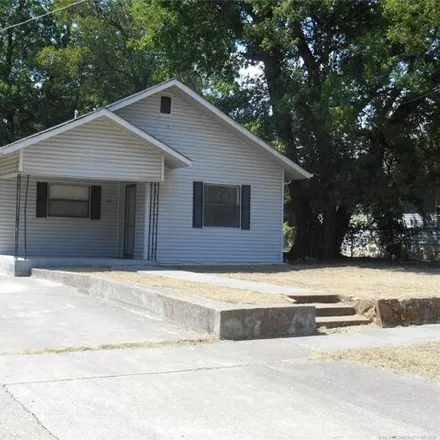 Buy this 2 bed house on 568 East Broadway Street in Ardmore, OK 73401