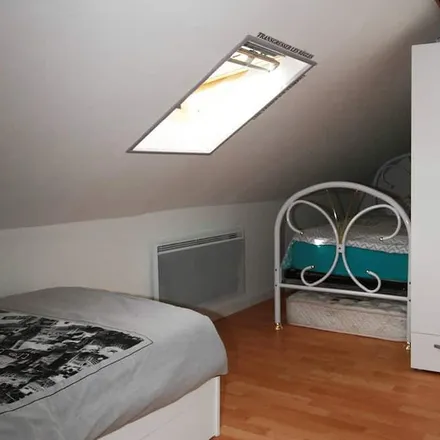 Rent this 2 bed apartment on 02800 La Fère