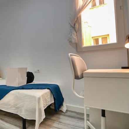 Rent this 2 bed room on Moloko Sound Club in Calle de Quiñones, 28015 Madrid