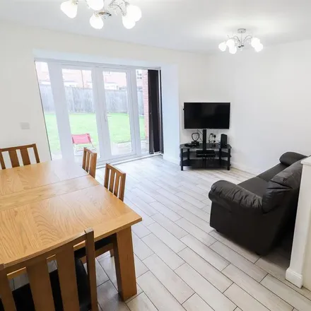 Image 5 - 14 Canal View, Daimler Green, CV1 4LQ, United Kingdom - House for rent
