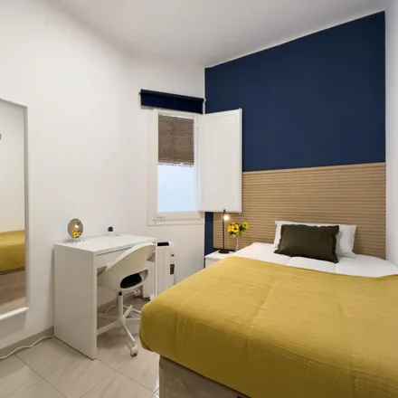 Rent this 5 bed room on Carrer d'Entença in 79, 08001 Barcelona