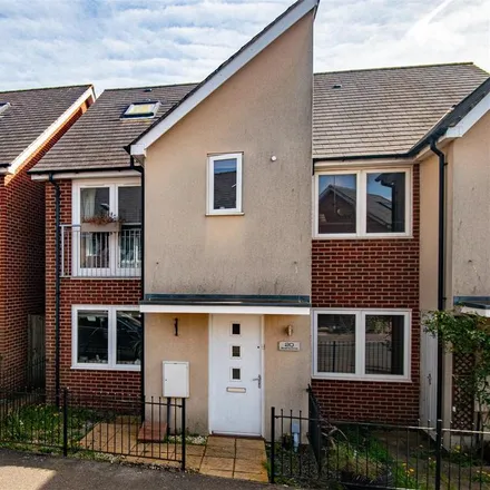 Rent this 3 bed townhouse on unnamed road in Milton Keynes, MK4 4JG