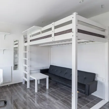 Rent this 5 bed room on Igreja de São Paulo do Viso in Rua Dom João de Azevedo, 4100-247 Porto