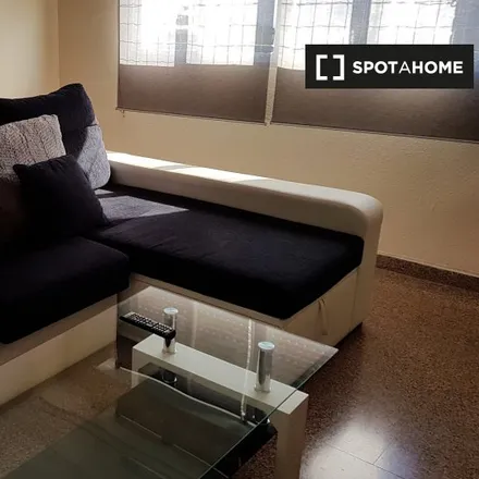 Rent this 3 bed room on La causa in calle isla de Cuba, 03010 Alicante