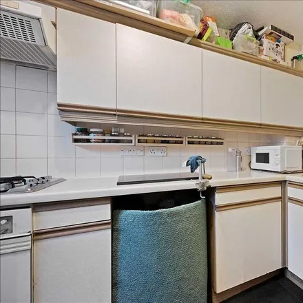 Image 5 - Burn Close, Addlestone, KT15 2PH, United Kingdom - Apartment for rent
