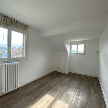Rent this 2 bed apartment on 11 Rue de la Garenne in 76130 Mont-Saint-Aignan, France