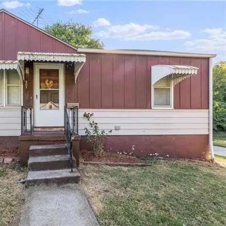 Image 2 - 501 North Bellaire Avenue, Kansas City, MO 64123, USA - House for sale