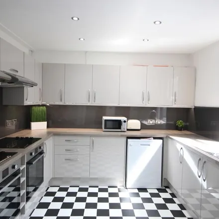 Image 3 - St. Michael's Terrace, Leeds, LS6 3BQ, United Kingdom - House for rent