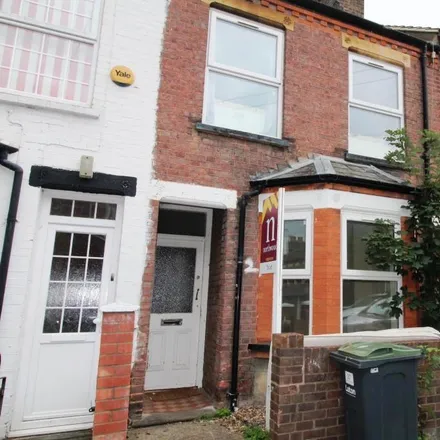 Rent this 4 bed townhouse on Sandhu's Laundrette in Lyndhurst Road, Luton