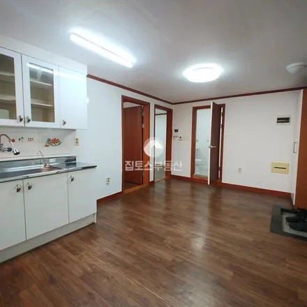 Rent this 3 bed apartment on 서울특별시 송파구 석촌동 17-2