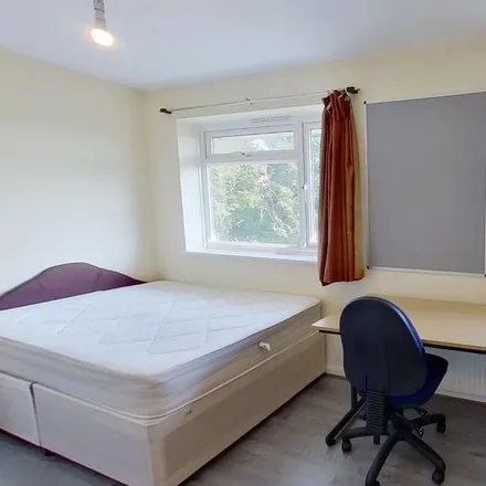 Image 3 - 192 Guildford Park Avenue, Guildford, GU2 7NH, United Kingdom - Room for rent