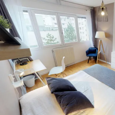 Rent this 3 bed room on 92 Rue Bugeaud in 69006 Lyon, France