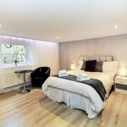 Rent this 6 bed apartment on Esso in Grange Road, Darlington