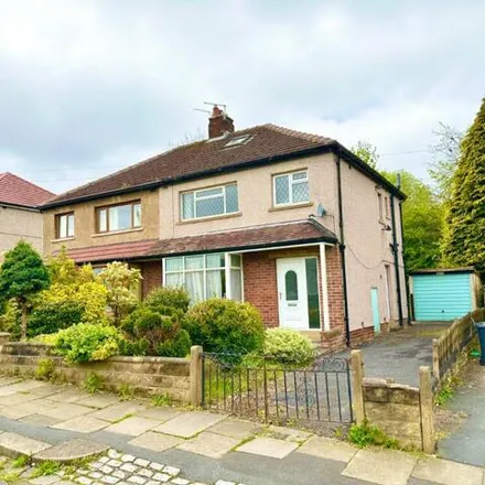 Rent this 3 bed duplex on Storths Road in Huddersfield, HD2 2XW