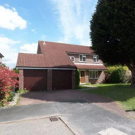 Rent this 4 bed house on Heather Close in Havant, PO7 8EE