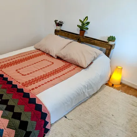 Rent this 1 bed room on Pizzaria Maledetta in Largo de São Martinho 2, 1100-307 Lisbon