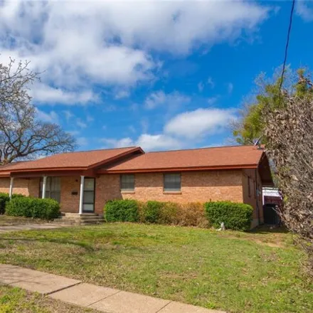 Buy this 4 bed house on 423 West Ross Avenue in De Leon, TX 76444