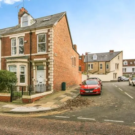 Buy this 5 bed townhouse on Park Avenue in Whitley Bay, Tyne y Wear