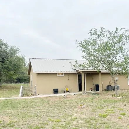Image 2 - 1668 Cemetery Road, Devine, TX 78016, USA - House for sale