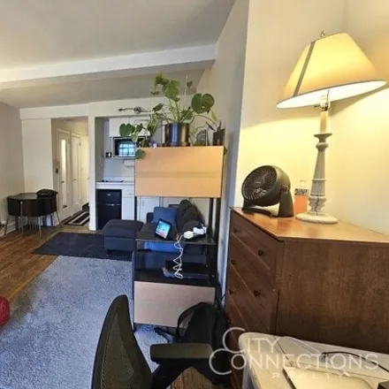 Image 3 - Woodstock Tower, 320 East 42nd Street, New York, NY 10017, USA - House for rent
