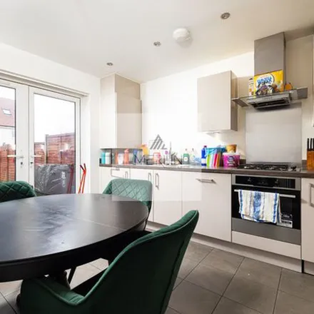 Rent this 3 bed townhouse on Foxglove Gardens in London, IG7 4FP