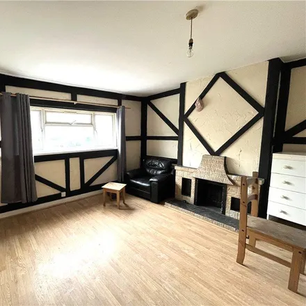 Rent this 2 bed apartment on Fast Fit Tyres in High Street, London