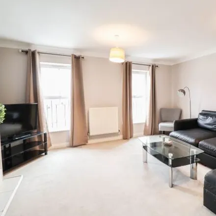 Rent this 6 bed apartment on Arklay Close in London, UB8 3NN