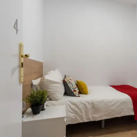 Rent this 7 bed room on Calle de Martín de los Heros in 66, 28008 Madrid