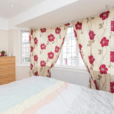 Rent this 6 bed room on Friars Place Lane in London, W3 7AQ