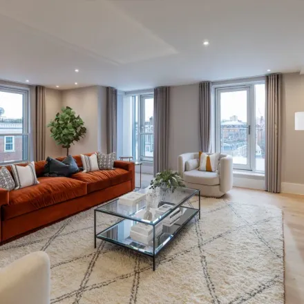 Rent this 3 bed apartment on Baker Street Station in Baker Street, London