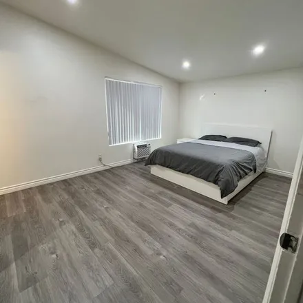 Image 4 - 18613 Clark Street, Los Angeles, CA 91356, USA - Apartment for rent