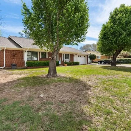 Image 2 - 1209 Crestwood Drive, Cleburne, TX 76033, USA - House for sale
