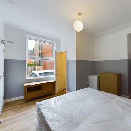 Image 3 - Whingate Avenue, Leeds, LS12 3RE, United Kingdom - Room for rent