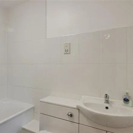 Image 6 - Edgeworth Crescent, The Hyde, London, NW4 4HA, United Kingdom - Apartment for sale